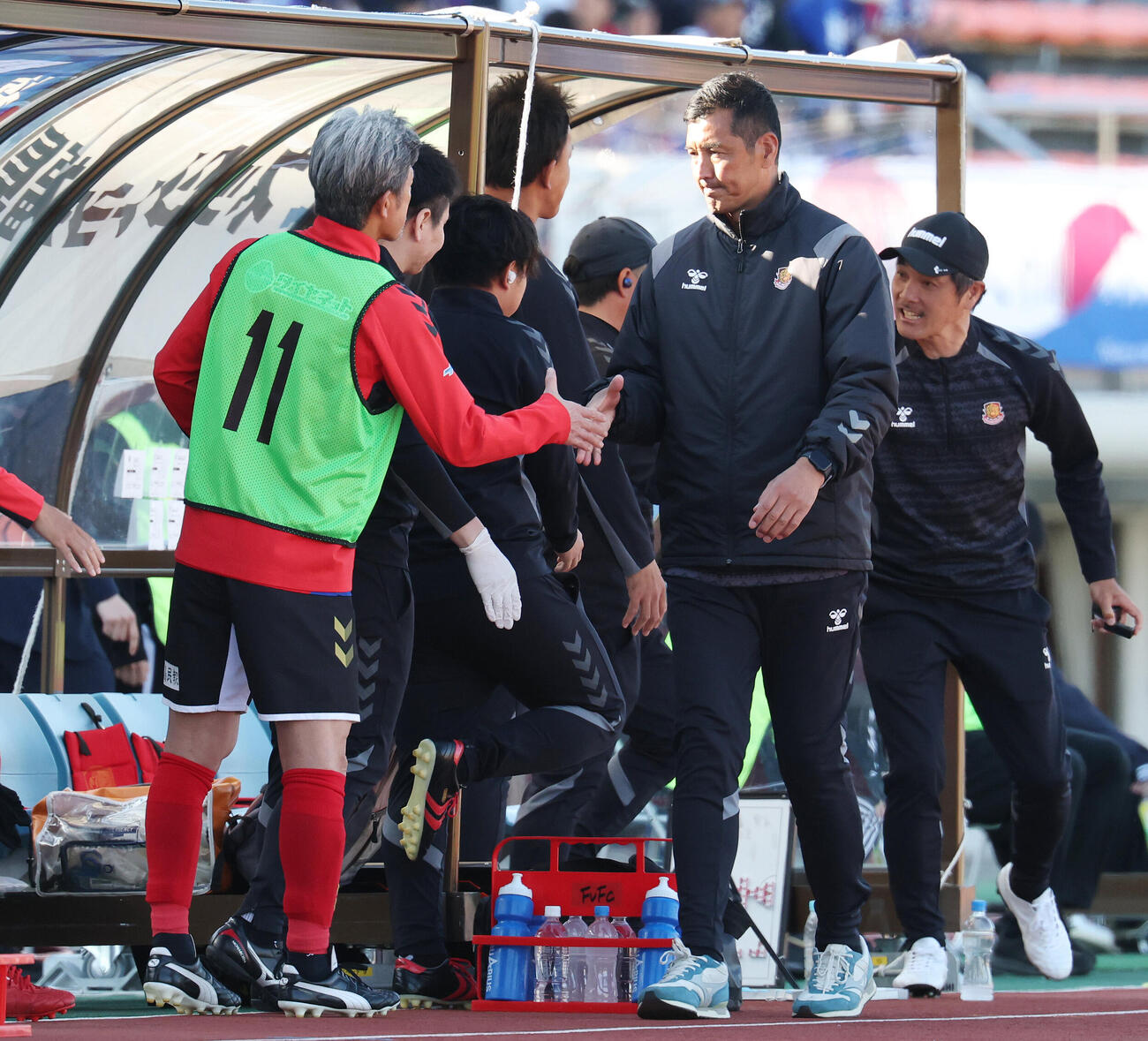 福島対甲府　試合後、福島カズ（左）と握手する寺田周平監督（撮影・宮地輝）