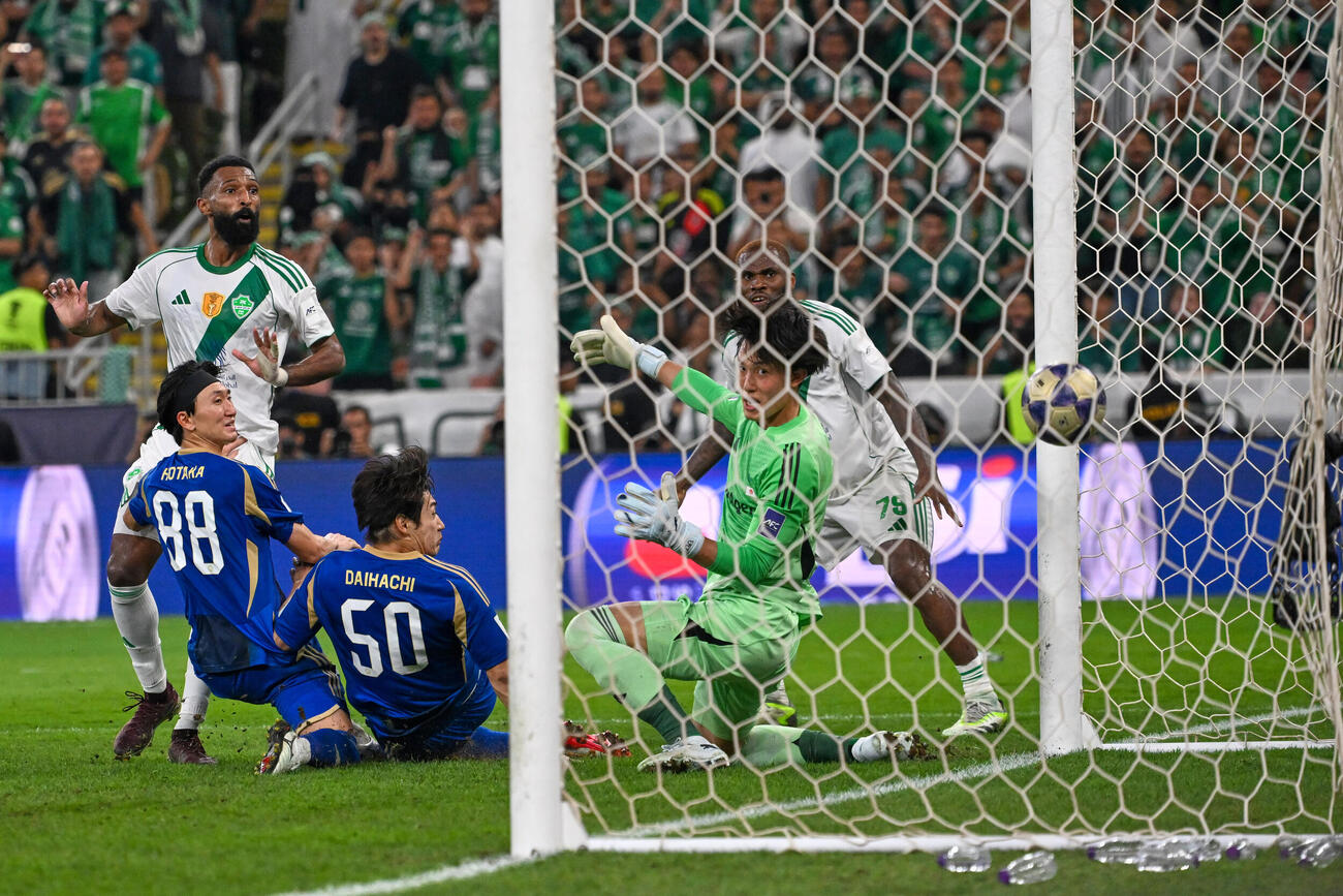 町田GK谷晃生はアルアハリのFWアルブライカンに決勝ゴールを許す（AP）