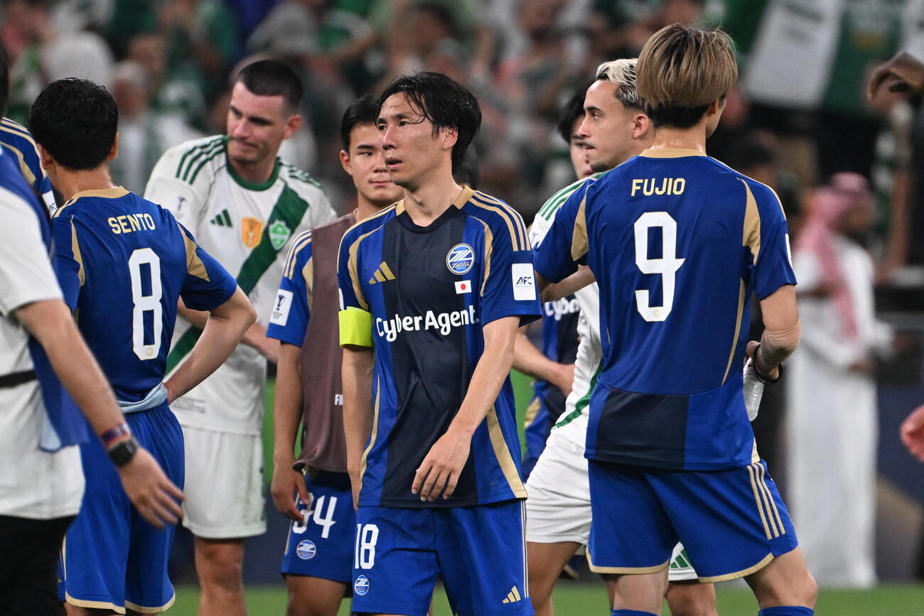 アルアハリに敗れ、肩を落とす町田の選手たち（AP）