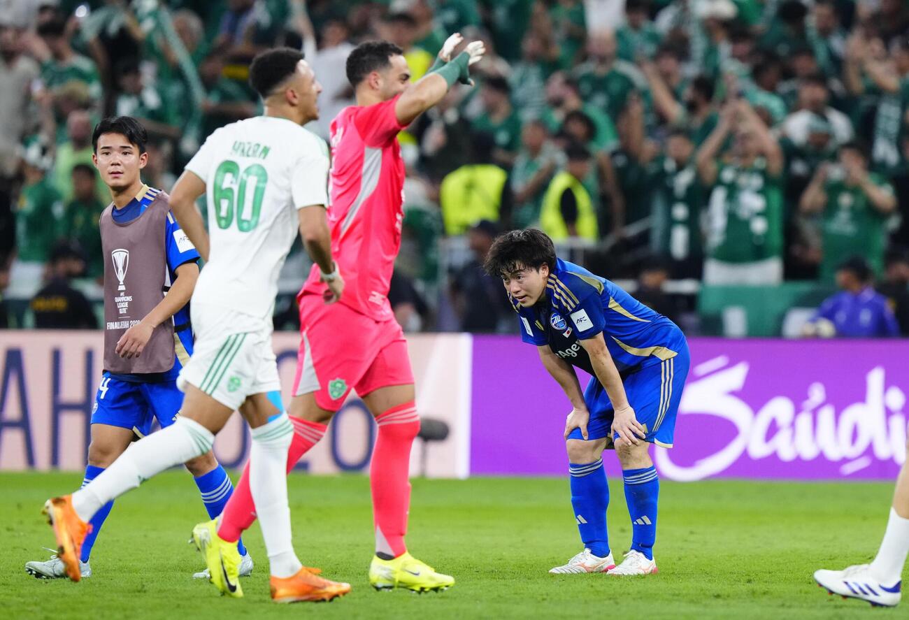 アルアハリに敗れ優勝を逃し、肩を落とす町田・相馬（右）＝ジッダ（共同）