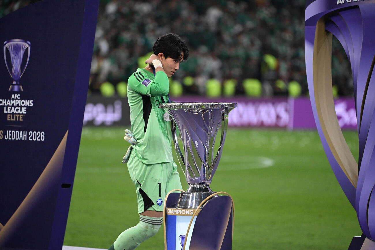 試合に敗れた後、優勝トロフィーの前を通り過ぎる町田GK谷晃生（AP）