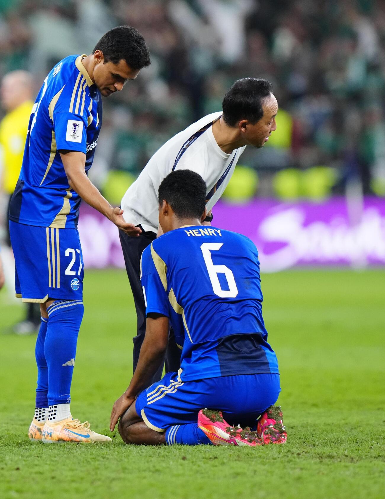 アルアハリに敗れ優勝を逃し、ピッチに座り込む町田・望月（6）＝ジッダ（共同）