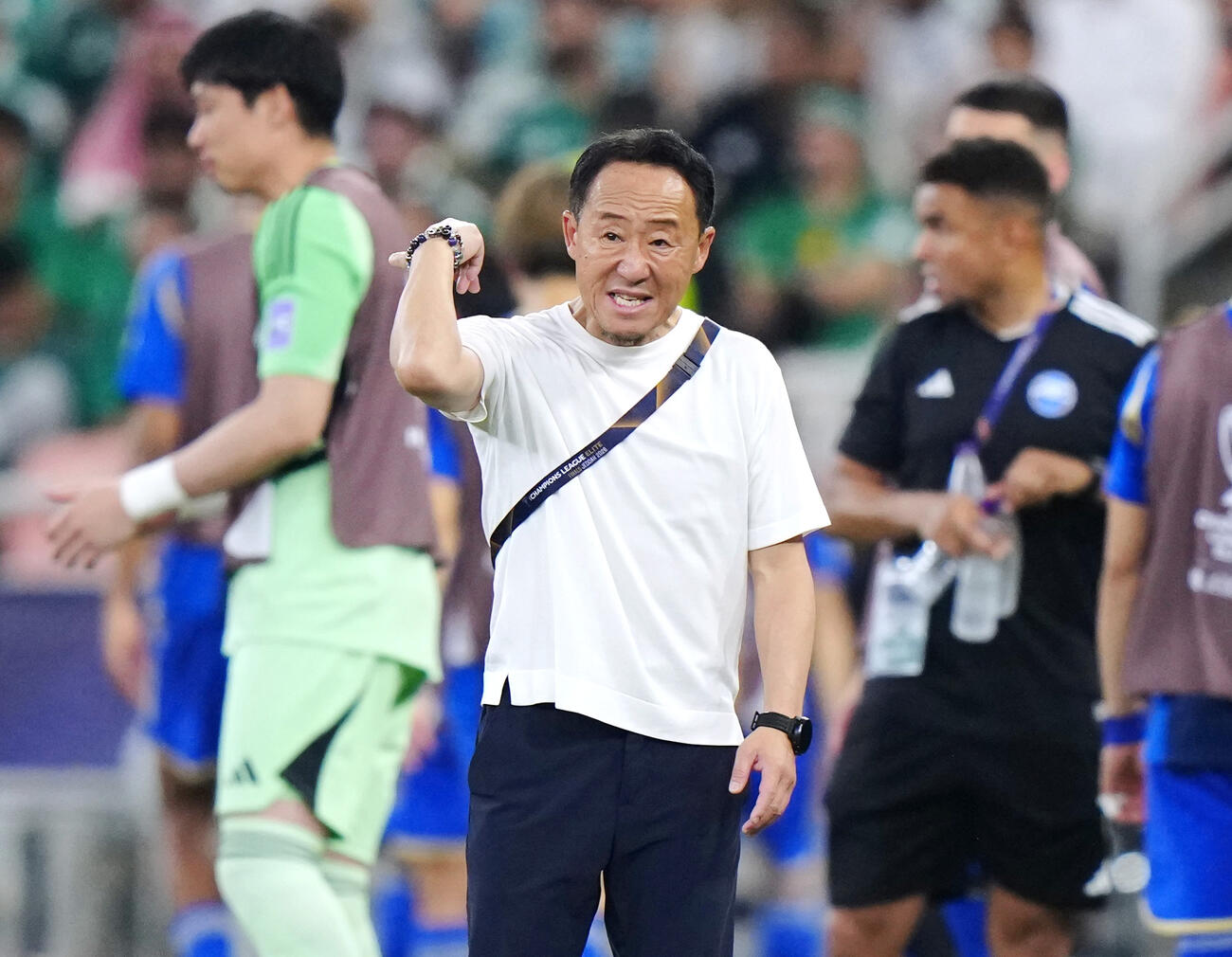 町田－アルアハリ　後半、指示を出す町田・黒田監督＝ジッダ（共同）