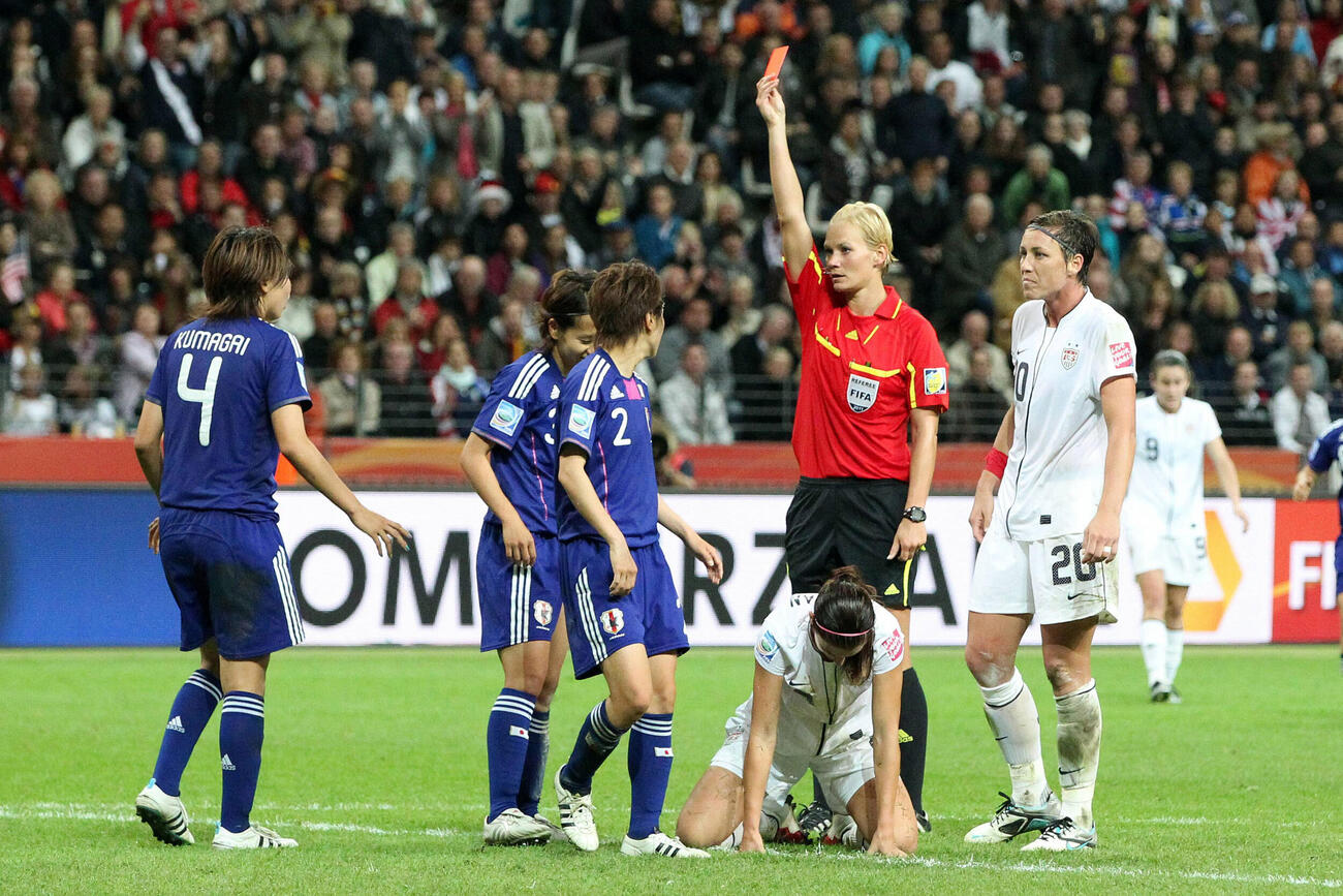 2011年7月　女子W杯ドイツ大会　日本対米国　レッドカードを提示される岩清水梓（後方）。左から熊谷紗希、一人おいて近賀ゆかり、アレックス・モーガン、アビー・ワンバック