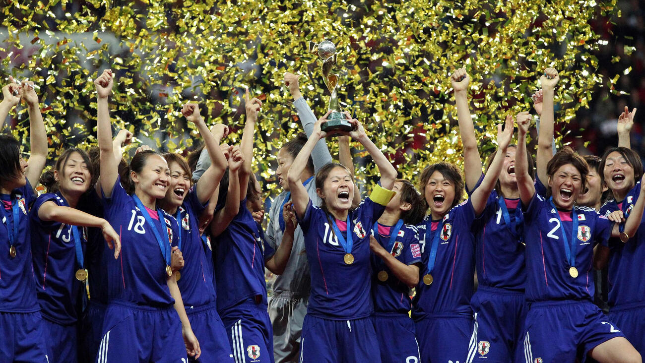 2011年7月　女子W杯独大会　決勝　日本対米国　W杯を制し世界の頂点に立った日本代表イレブン。左から永里優季(17)、宇津木瑠美(13)、丸山桂里奈(18)、安藤梢(7)、岩清水梓(3)、山郷のぞみ(1)、沢穂希(澤穂希＝10)、川澄奈穂美(9)、上尾野辺めぐみ(14)、熊谷紗希(4)、近賀ゆかり(2)、矢野喬子(5)