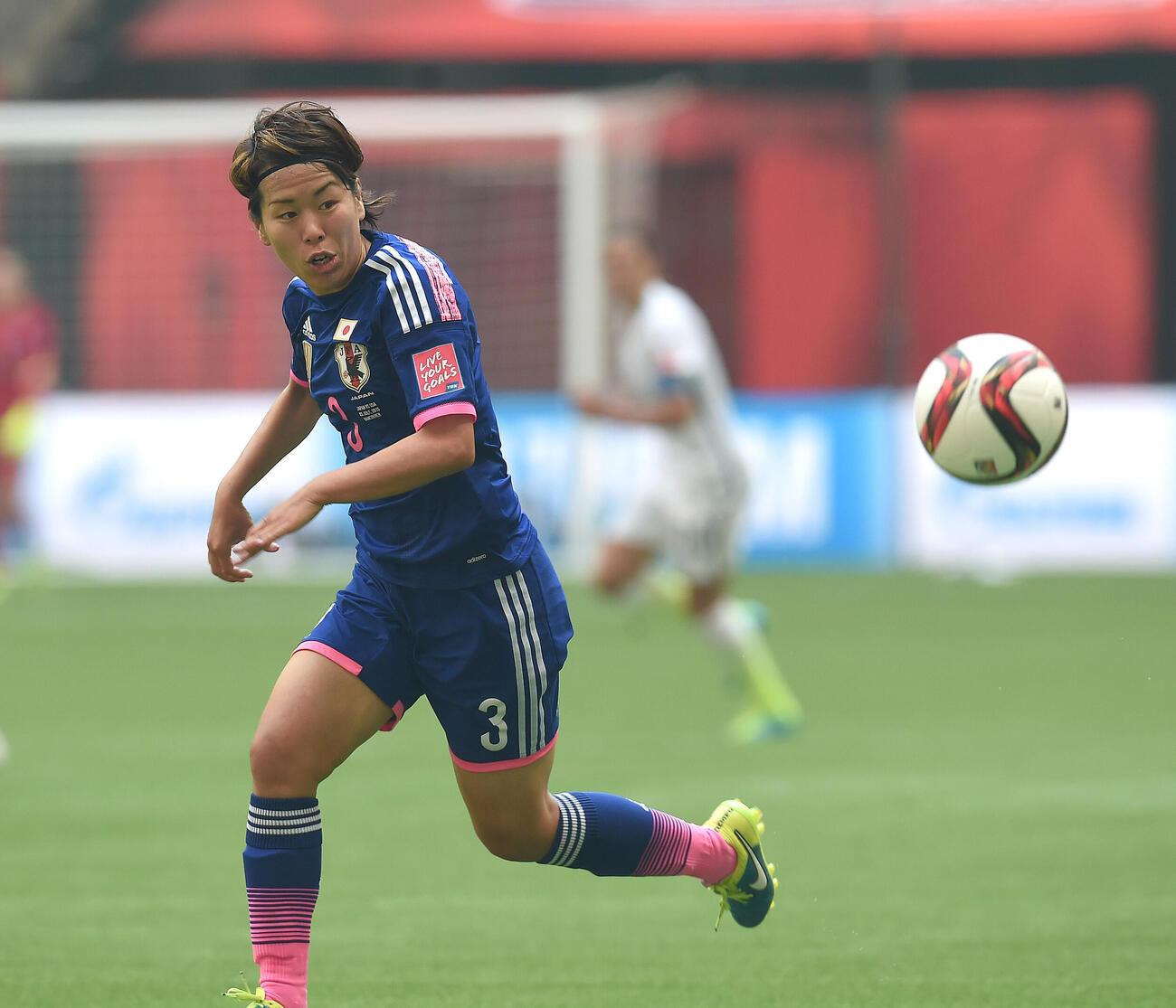 15年7月、W杯決勝の米国戦でボールを追う岩清水梓
