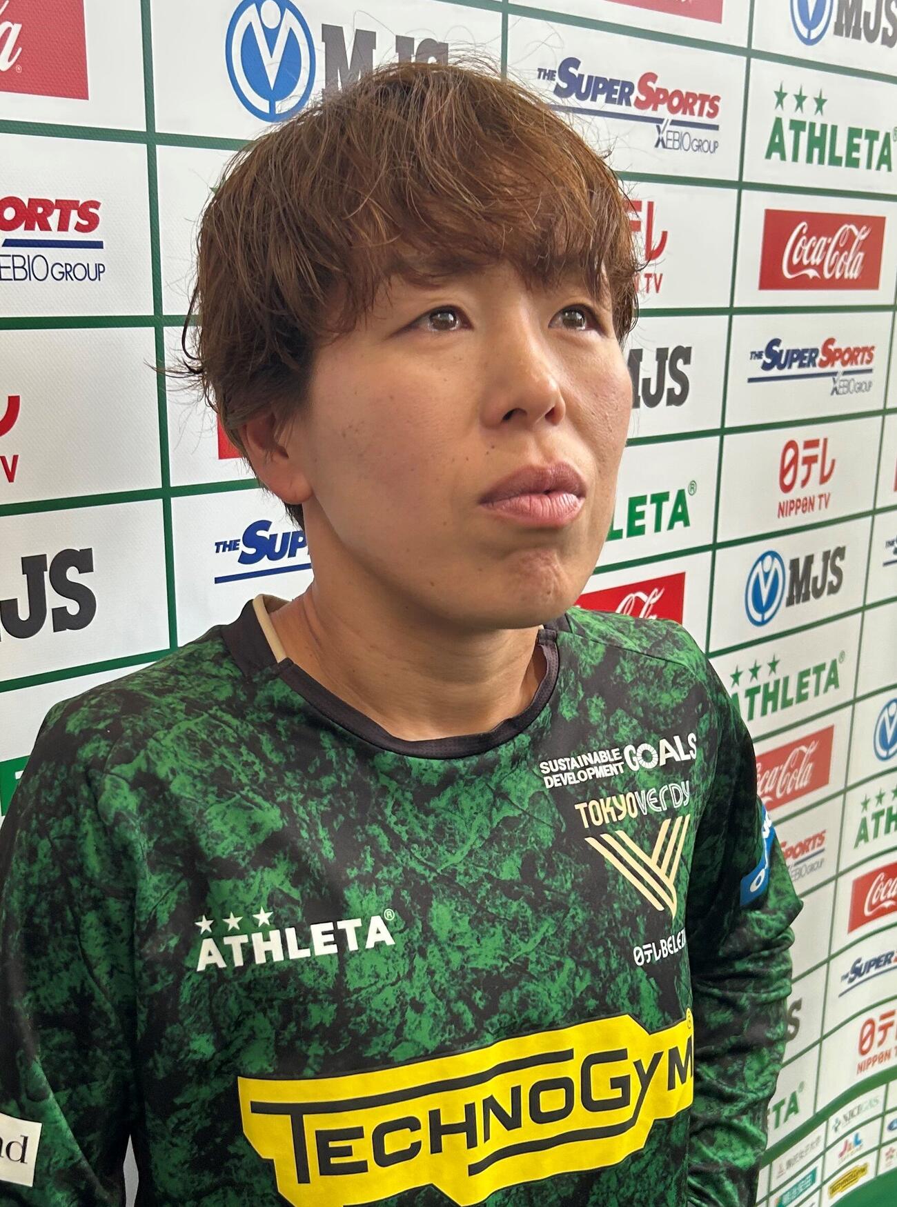 岩清水梓は自らの口で現役引退を発表。目を潤ませながら質問に答えた