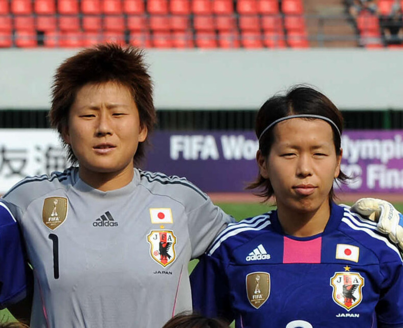 なでしこジャパン時代のGK海堀あゆみ（左）、岩清水梓（2011年9月撮影）