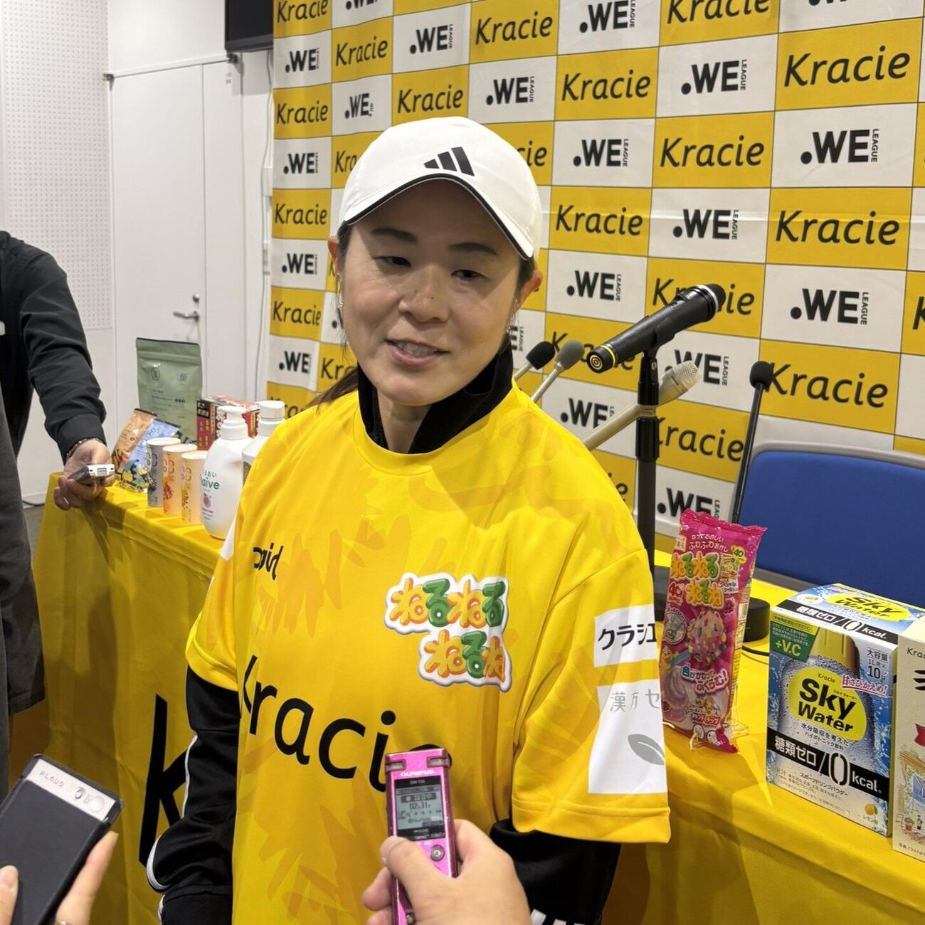 囲み取材に応じる澤穂希さん