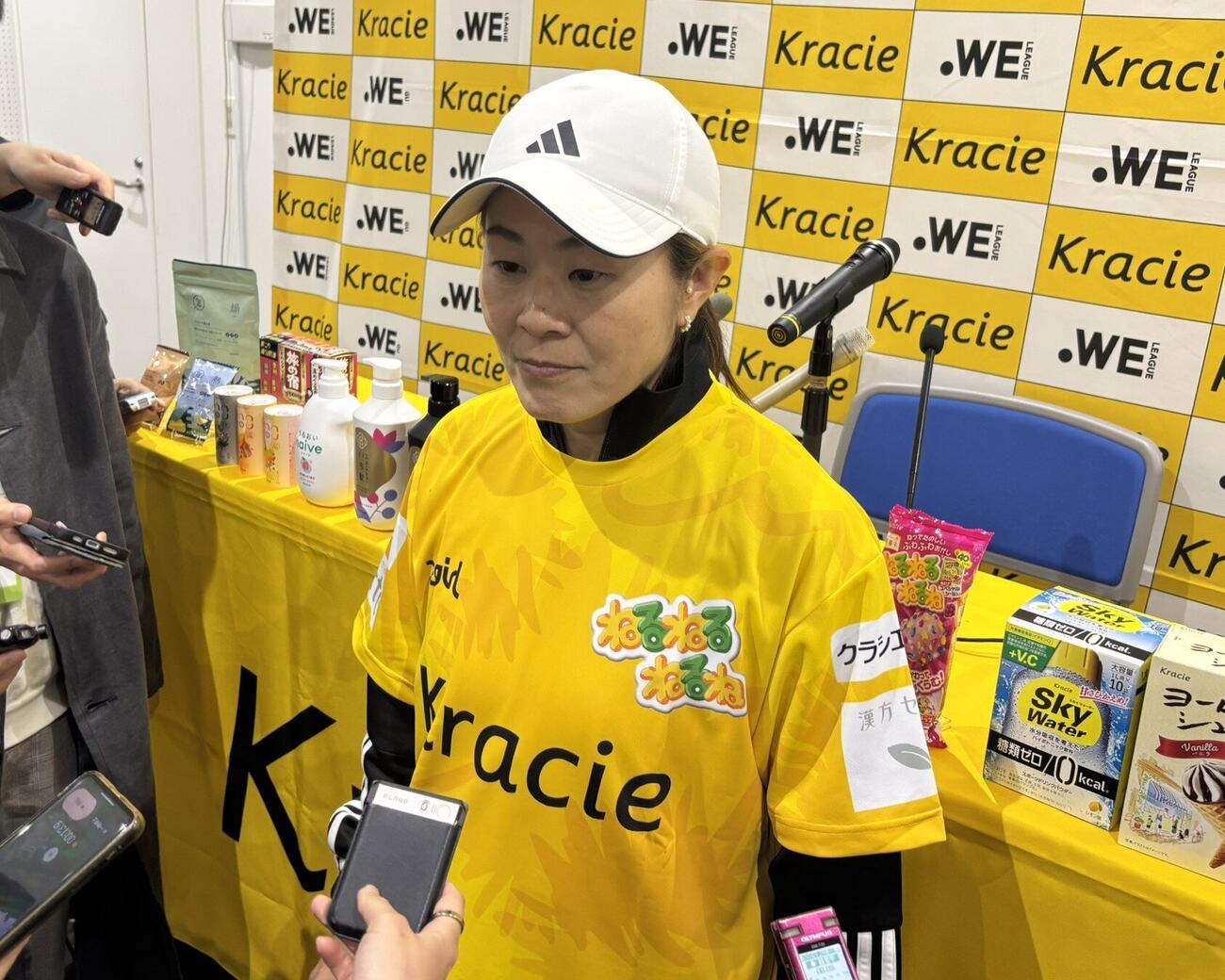 囲み取材に応じる澤穂希さん