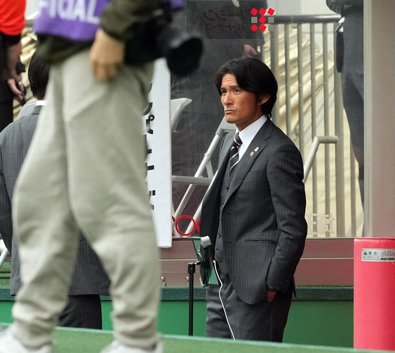 浦和対川崎F　ベンチから練習を見る浦和田中達也暫定監督（撮影・たえ見朱実）