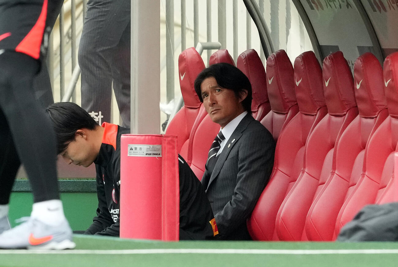 浦和対川崎F　ベンチから練習を見る浦和田中達也暫定監督（撮影・たえ見朱実）