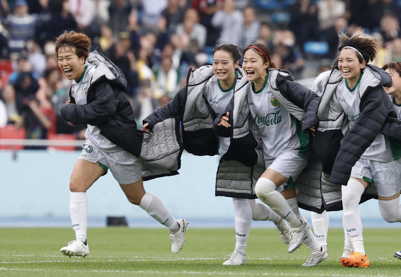 大宮とのPK戦を制し優勝を決め駆け出す岩清水（左端）ら日テレ東京Vイレブン＝U等々力（共同）