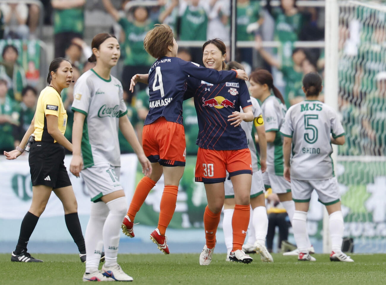 大宮－日テレ東京V　前半、先制ゴールを決め祝福される大宮・西尾（30）＝U等々力（共同）
