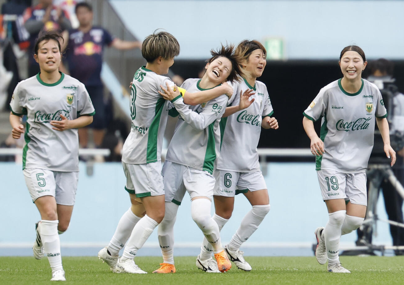 大宮－日テレ東京V　延長前半、チーム2点目のゴールを決め祝福される日テレ東京V・北村（中央）＝U等々力（共同）