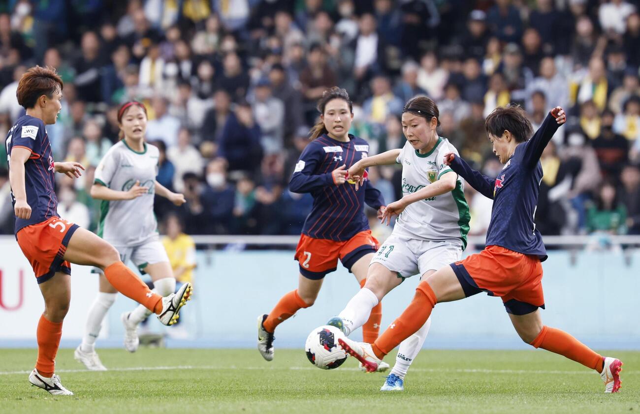 大宮－日テレ東京V　後半、ゴールを狙う日テレ東京V・樋渡（右から2人目）＝U等々力（共同）