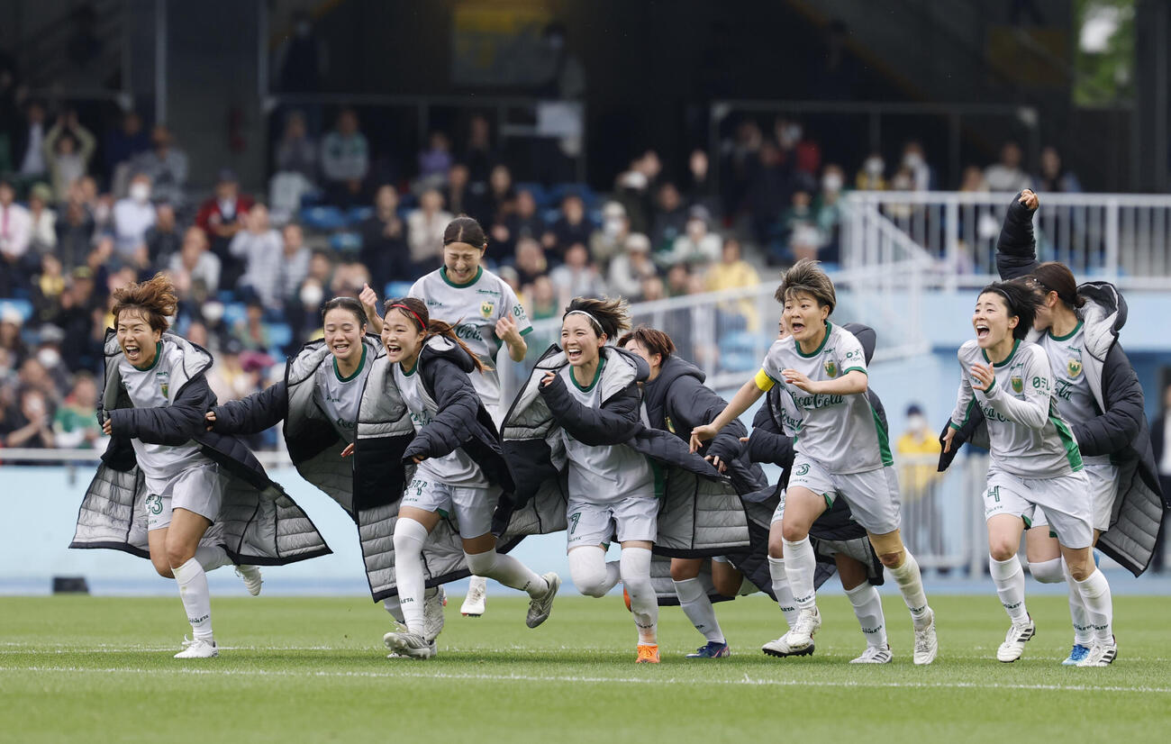 大宮とのPK戦を制し優勝を決め駆け出す日テレ東京Vイレブン＝U等々力（共同）