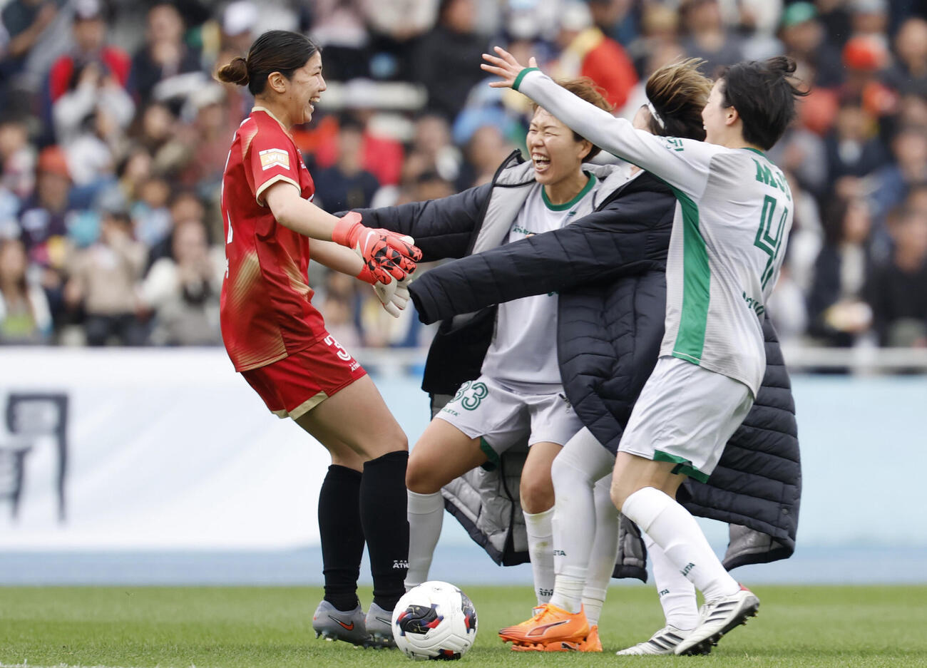 大宮とのPK戦を制し優勝を決め、祝福される日テレ東京VのGK大場（左）＝U等々力（共同）