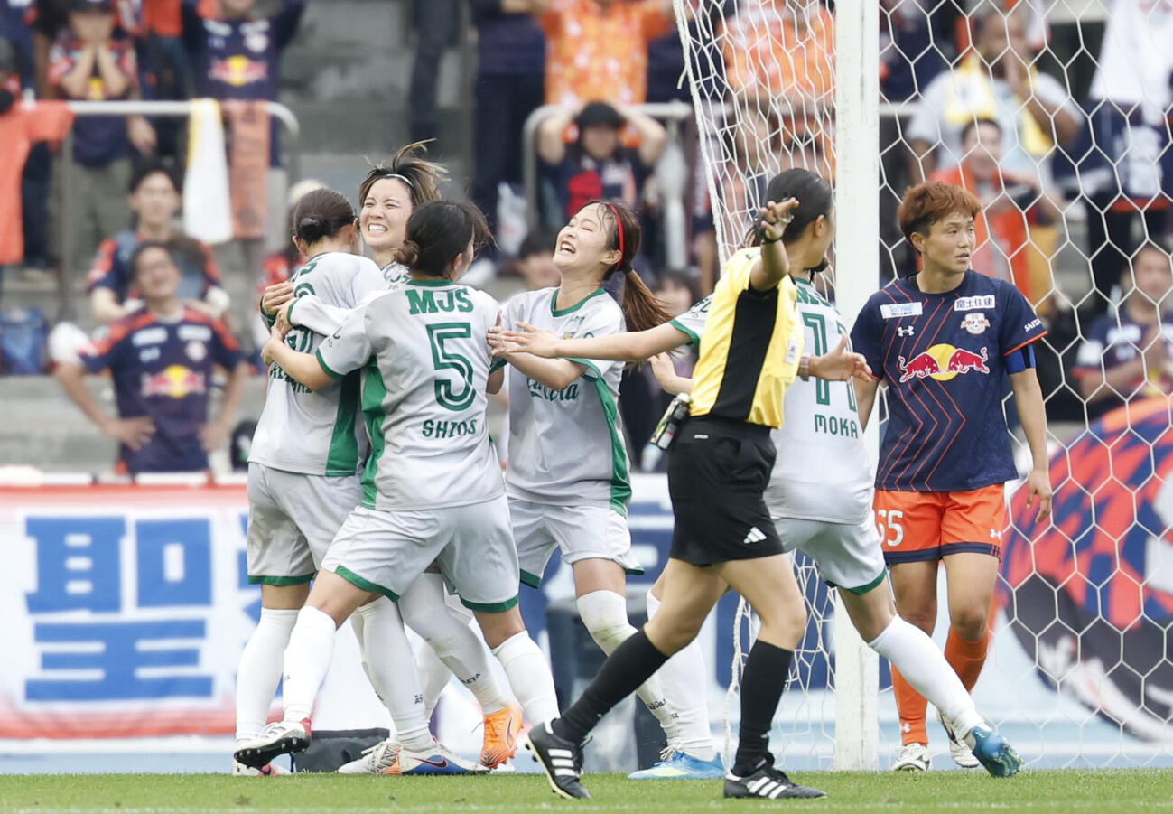 大宮－日テレ東京V　延長前半、チーム2点目のゴールを決め祝福される日テレ東京V・北村（左から2人目）＝U等々力（共同）