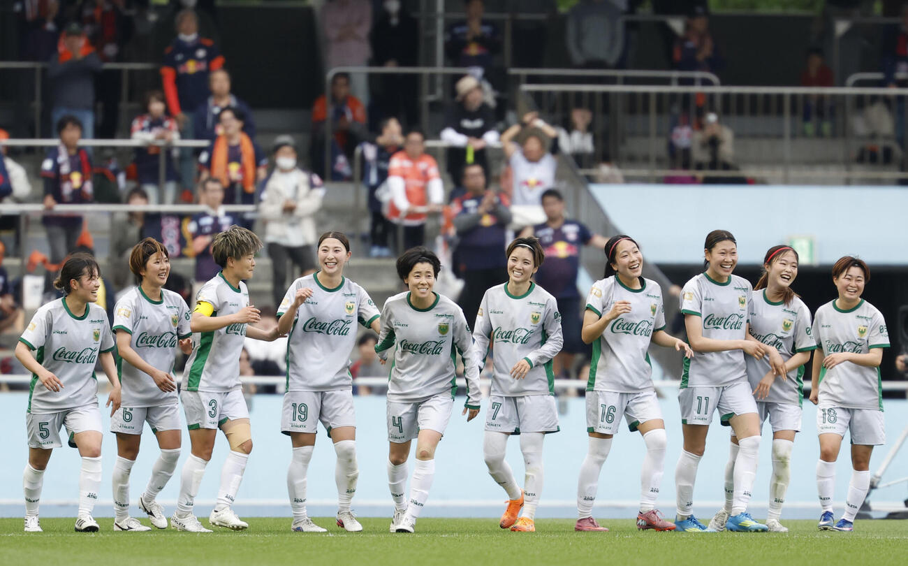 大宮－日テレ東京V　延長前半、北村（右から5人目）がチーム2点目のゴールを決め、喜ぶ日テレ東京Vイレブン＝U等々力（共同）