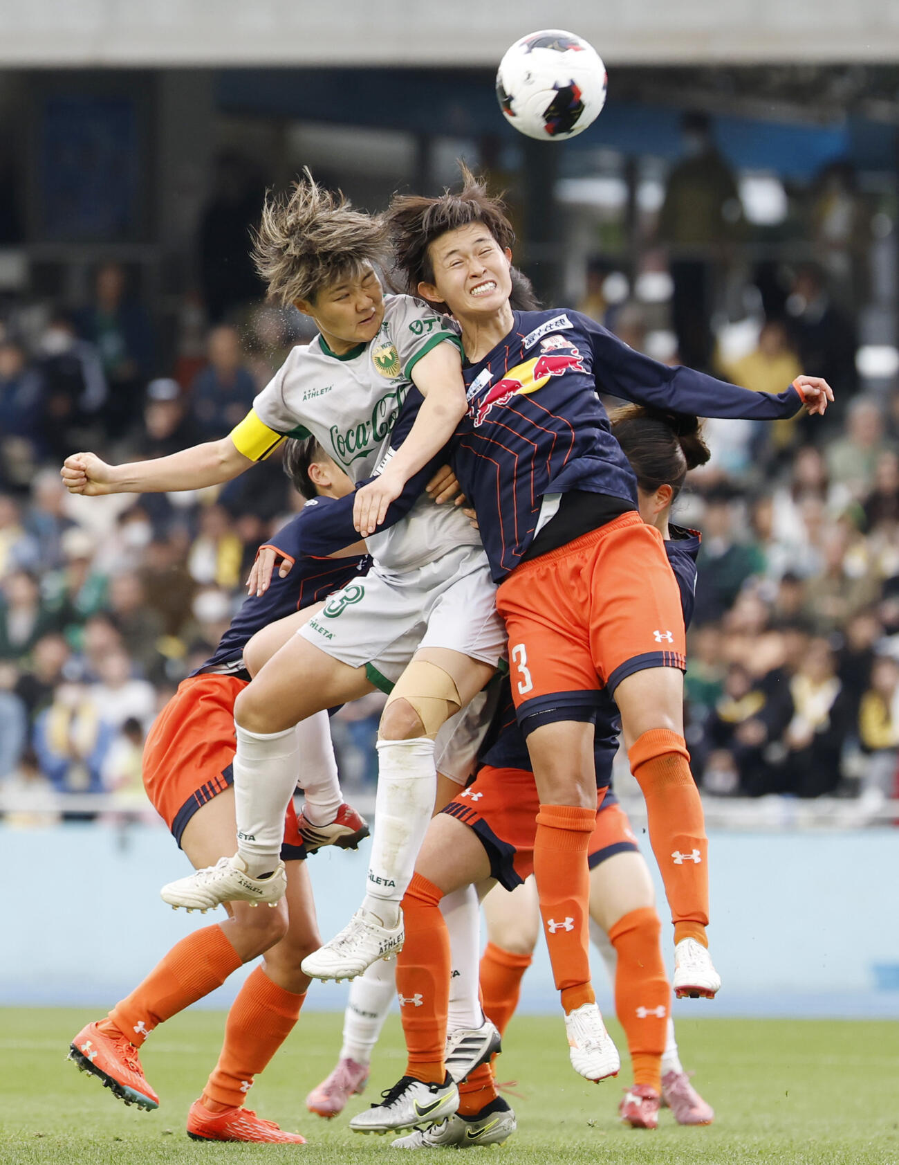 大宮－日テレ東京V　後半、空中で競り合う日テレ東京V・村松（左）と大宮・金平＝U等々力（共同）