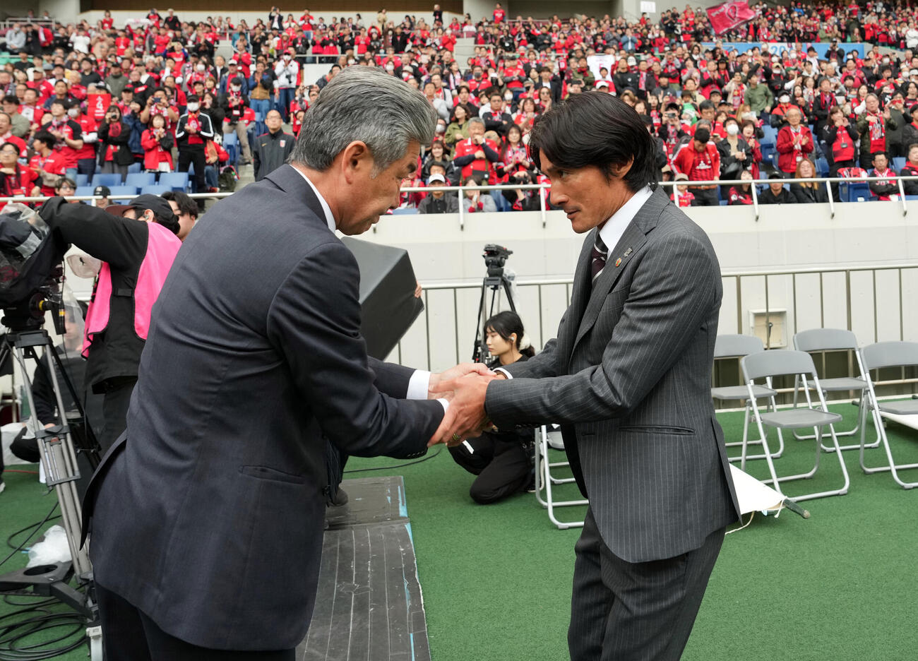 浦和対川崎F　川崎F長谷部茂利監督と握手を交わす浦和田中達也暫定監督（撮影・たえ見朱実）