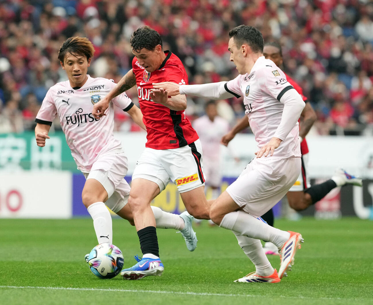 浦和対川崎F　前半、前線に上がる浦和マテウス・サビオ（撮影・たえ見朱実）