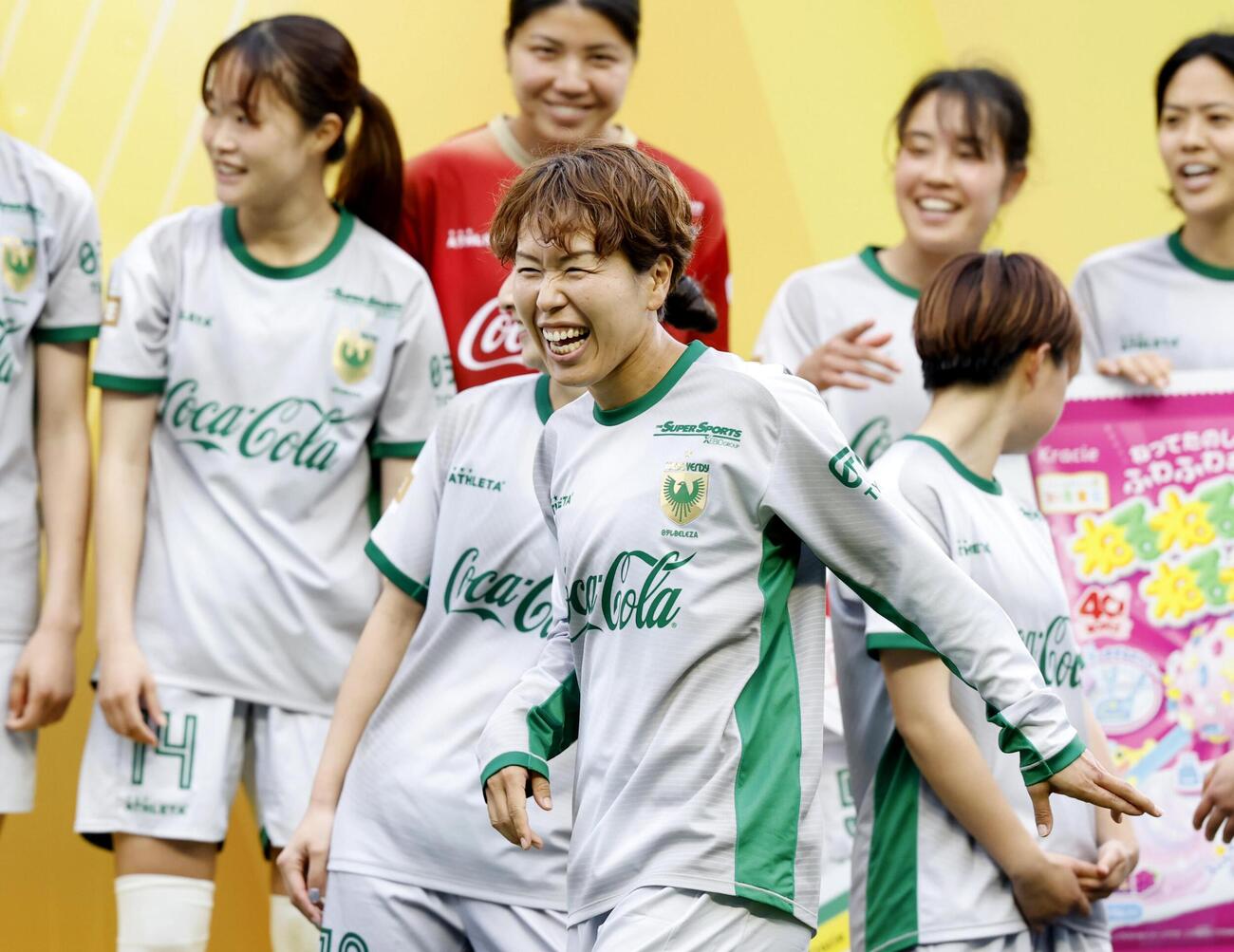 初優勝を果たし表彰式で笑顔を見せる日テレ東京V・岩清水（手前）（共同）