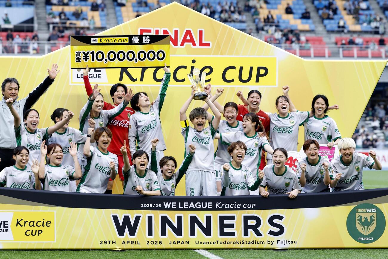 初優勝を果たし喜ぶ日テレ東京Vの選手たち（共同）