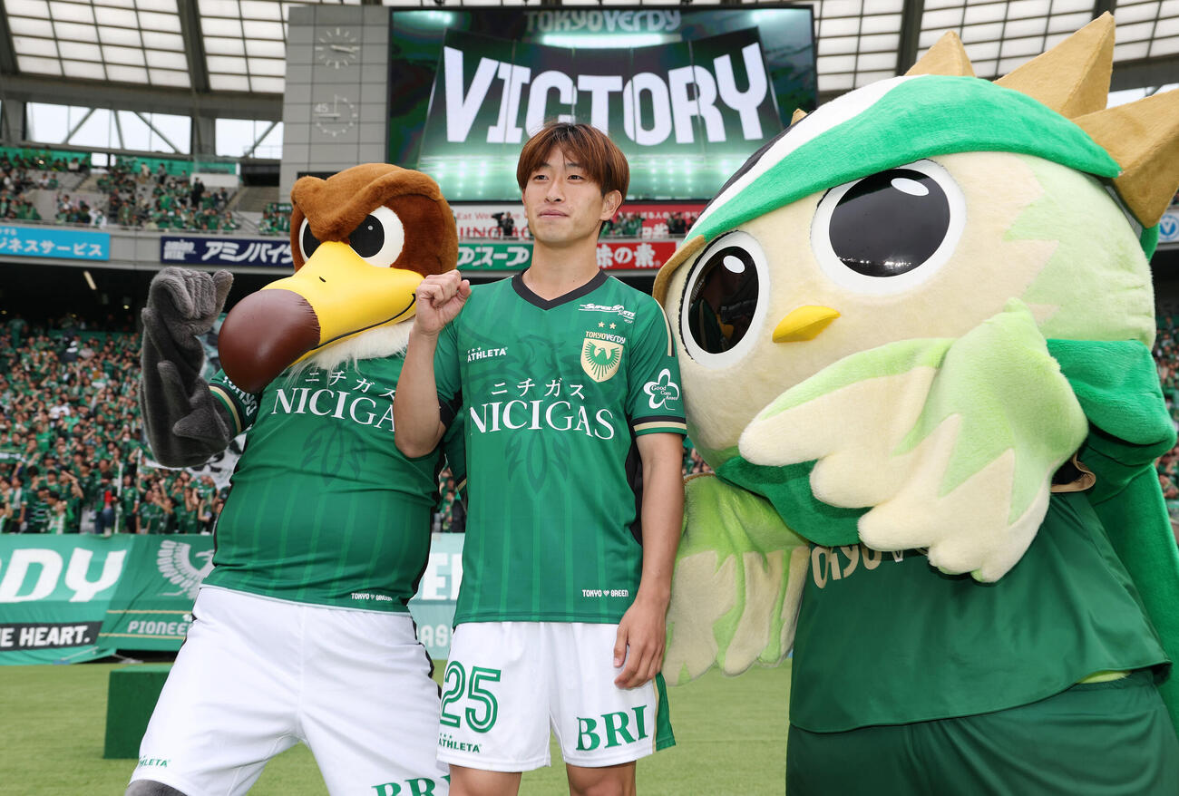 東京V対鹿島　ゴールを決め勝利に貢献した東京V熊取谷一星はヴェルディ君（左）とリヴェルン（右）と記念撮影（撮影・宮地輝）