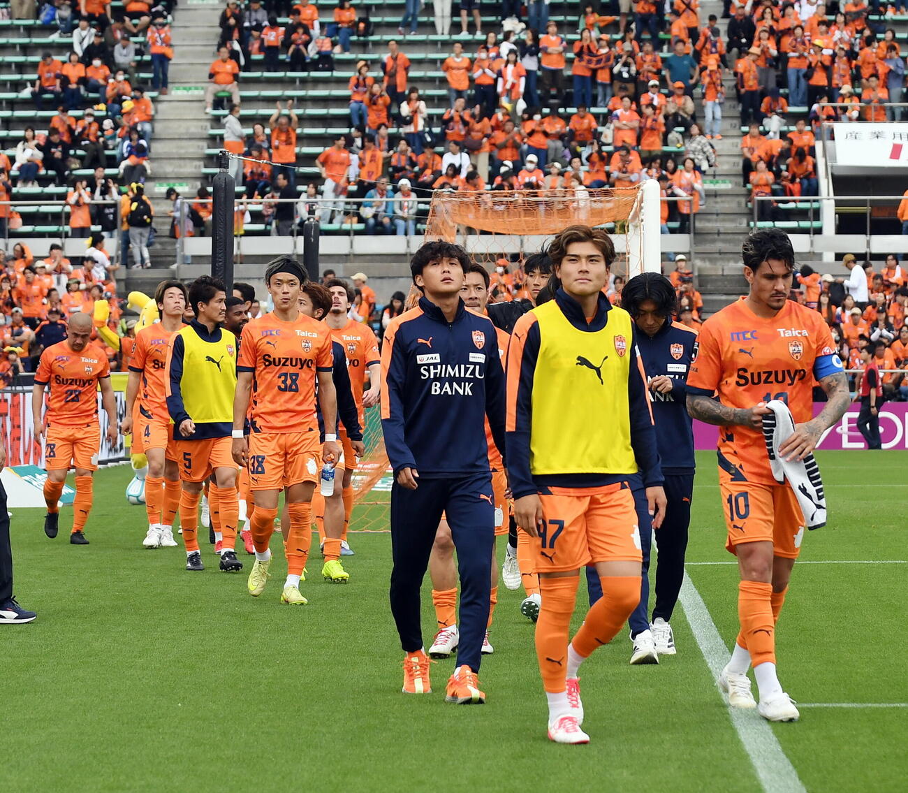 明治安田J1百年構想リーグ・清水対長崎　3連敗に厳しい表情でピッチを引き揚げる清水の選手たち