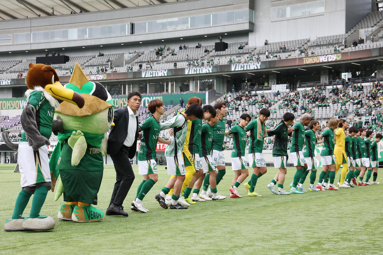 東京V対鹿島　サポーターと勝利を喜ぶ東京V城福浩監督（左）と選手たち（撮影・宮地輝）