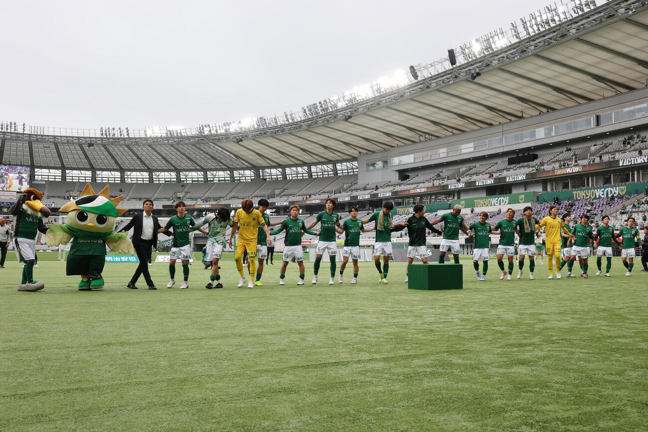 東京V対鹿島　サポーターと勝利を喜ぶ東京Vの選手たち（撮影・宮地輝）