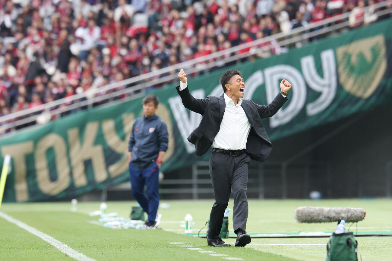 東京V対鹿島勝利し雄たけびを上げガッツポーズする東京V城福浩監督（撮影・宮地輝）