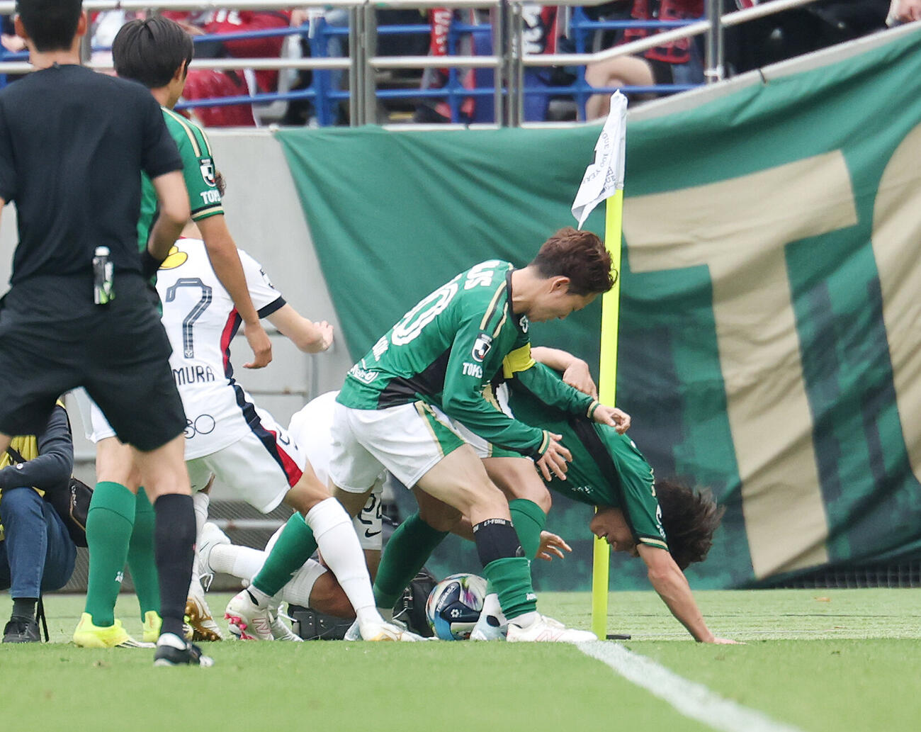 東京V対鹿島　後半、ボールをキープする東京Vの選手たち（撮影・宮地輝）