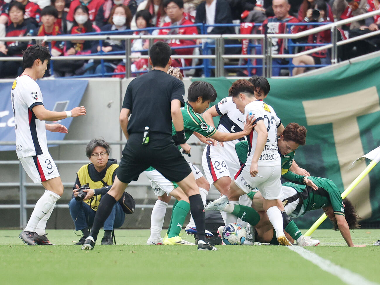東京V対鹿島　後半、ボールをキープする東京Vの選手たち（撮影・宮地輝）