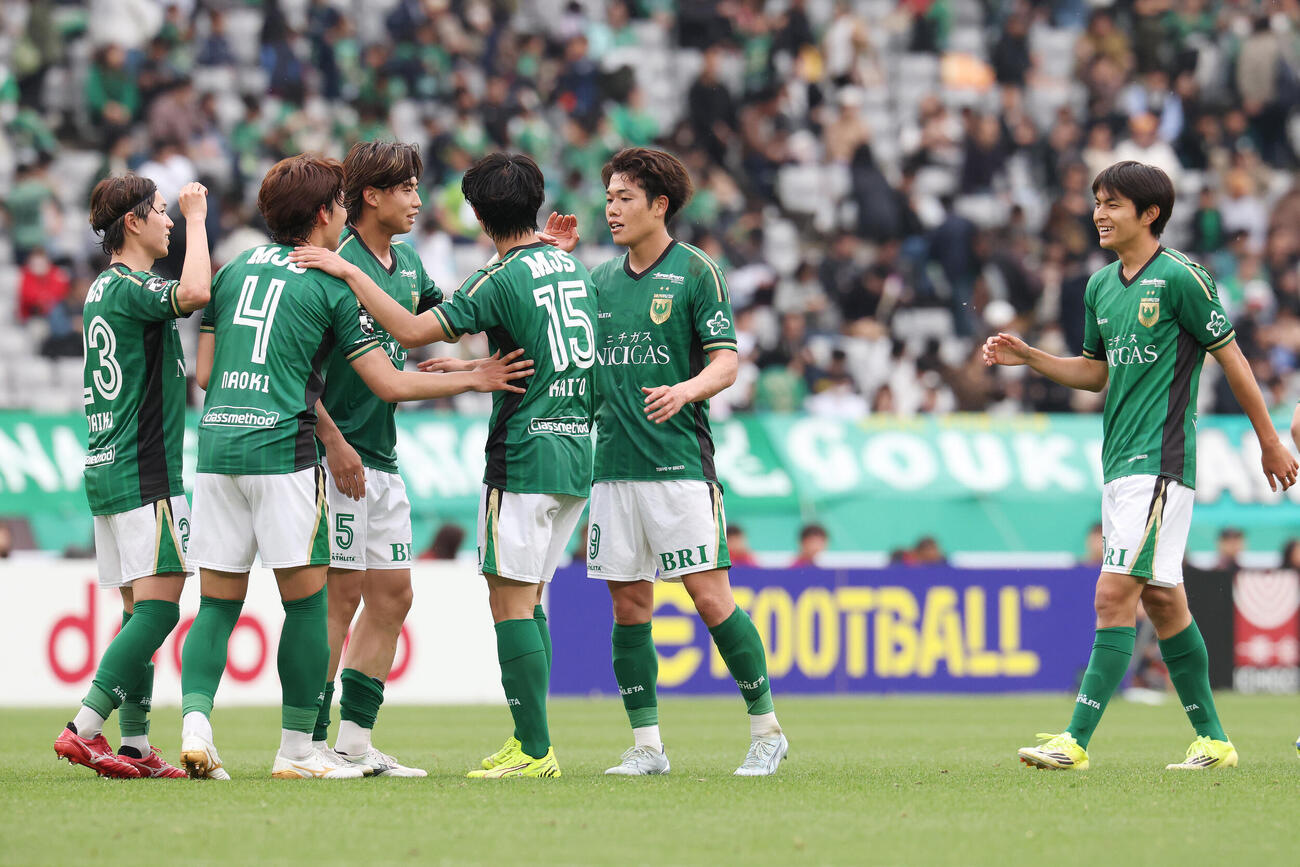 東京V対鹿島　勝利を喜ぶ東京V染野唯月（右から2人目）ら（撮影・宮地輝）