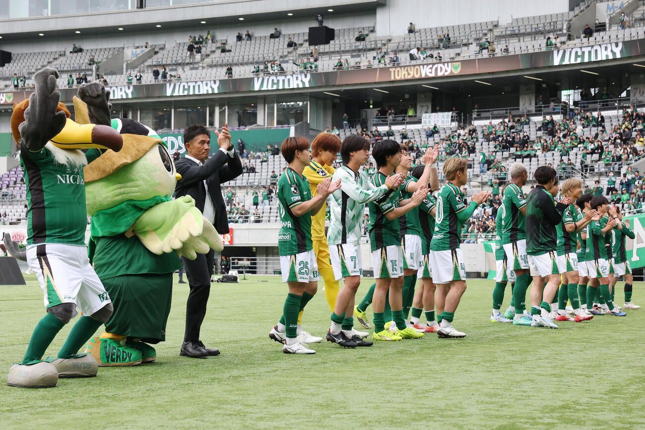 東京V対鹿島　サポーターと勝利を喜ぶ東京V城福浩監督（左）と選手たち（撮影・宮地輝）