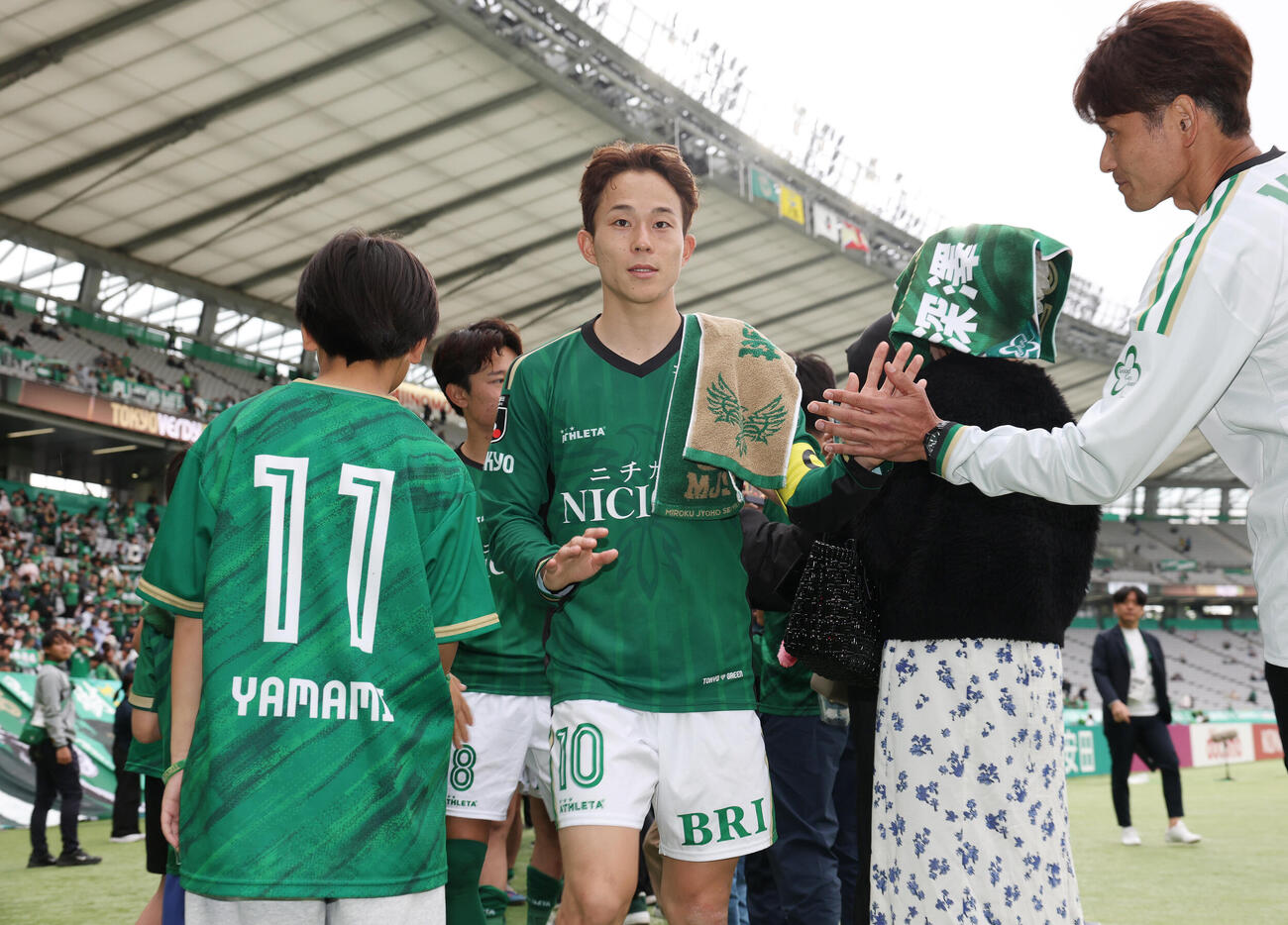 東京V対鹿島　勝利しファンとタッチを交わす東京V森田晃樹（撮影・宮地輝）