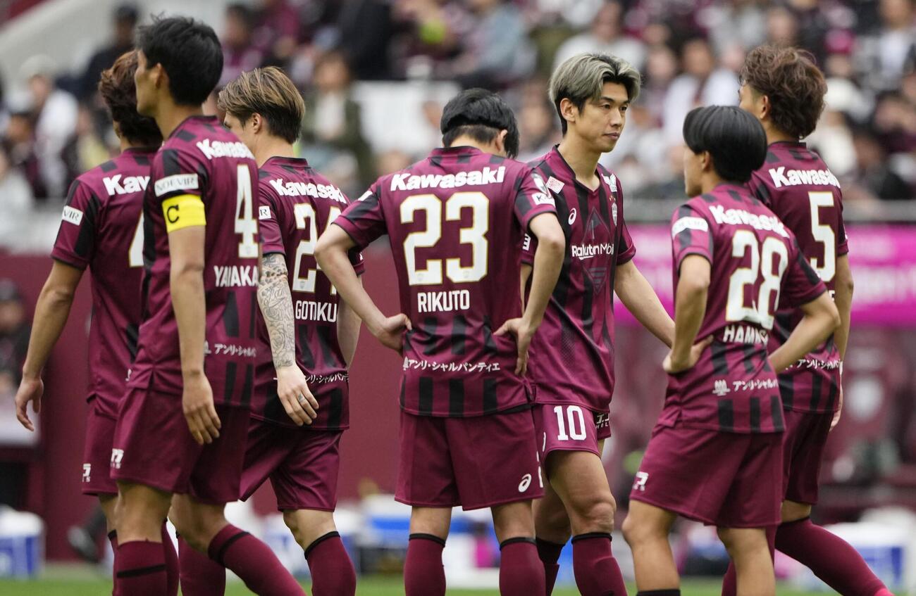 PK戦の末、C大阪に敗れ肩を落とす大迫（右から3人目）ら神戸イレブン（共同）