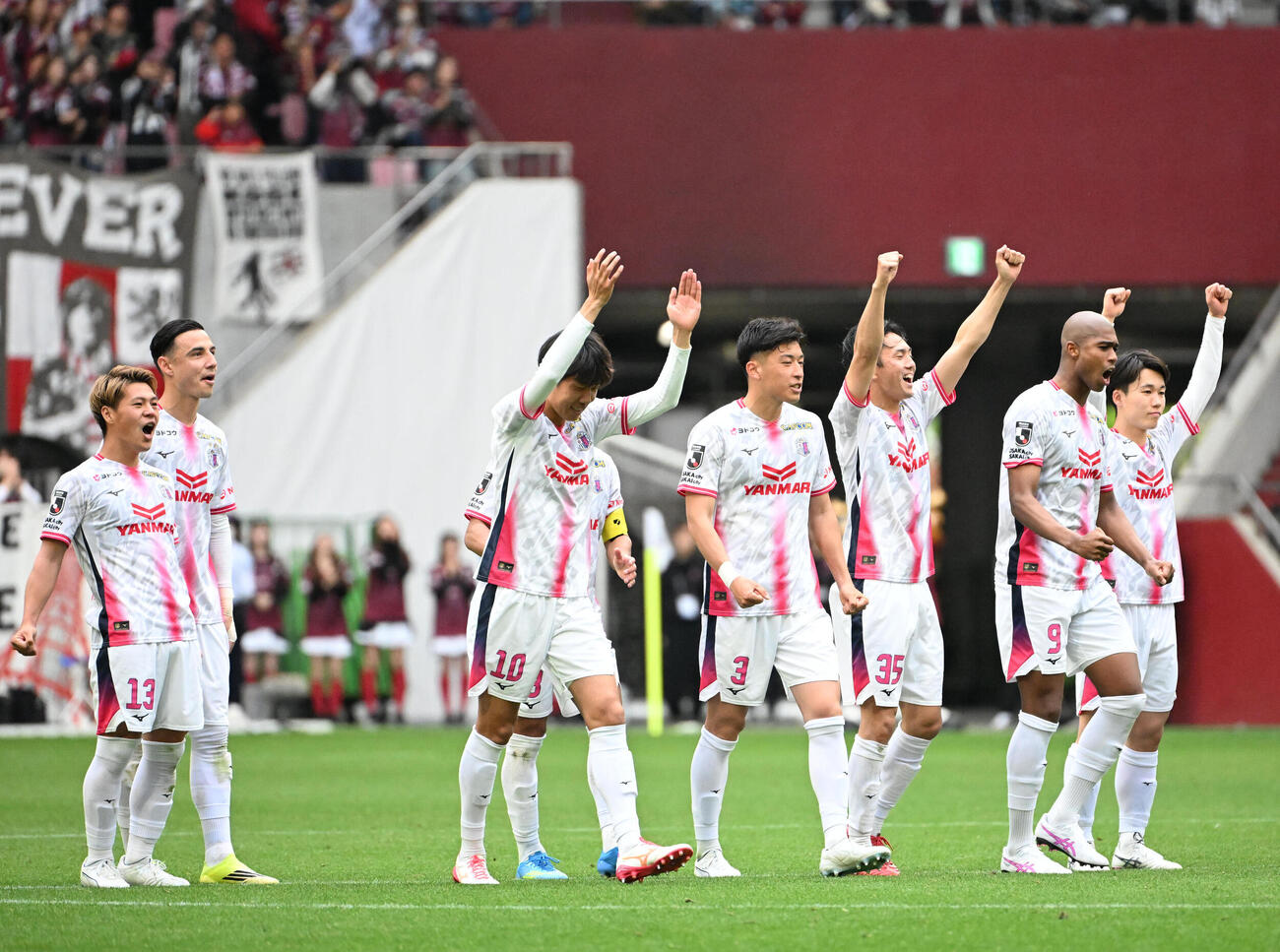 後半、神戸対C大阪　PK戦の末、勝利し喜ぶC大阪イレブン（撮影・石井愛子）=ノエビアスタジアム神戸