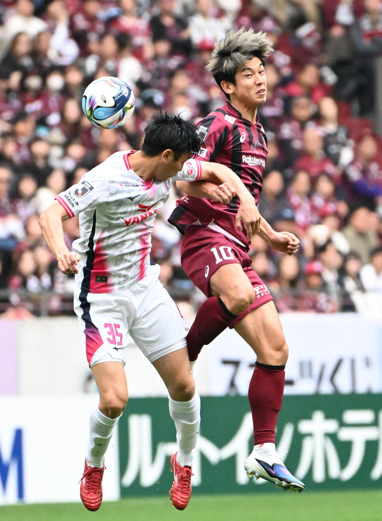 前半、神戸対C大阪　前半、ボールを奪い合う神戸の大迫勇也（右）、C大阪の吉野恭平（撮影・石井愛子）