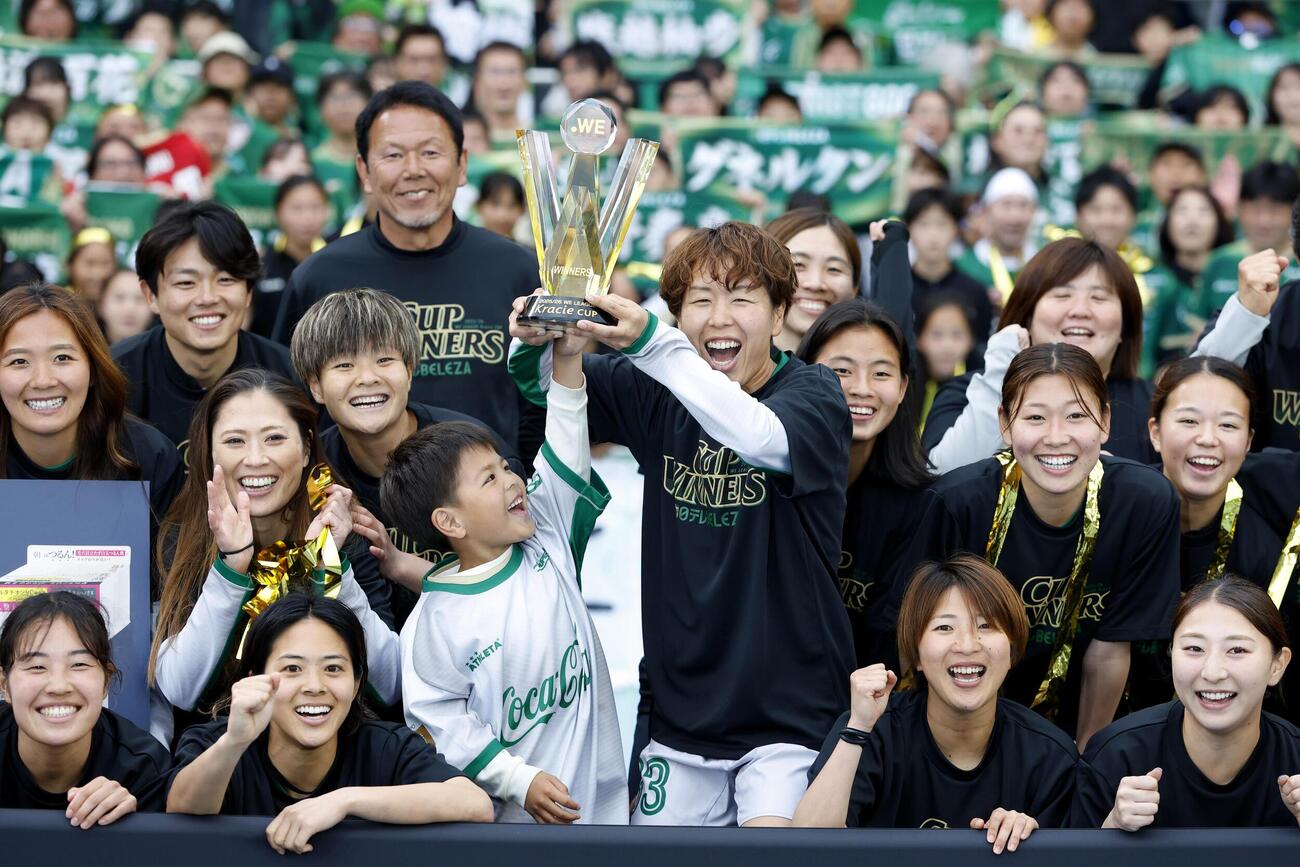 初優勝を果たし笑顔で写真に納まる日テレ東京V・岩清水（中央）ら（共同）