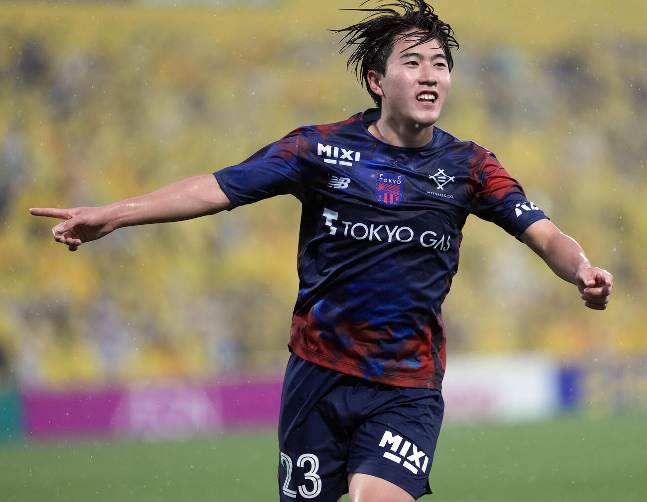 後半、ゴールを決めるFC東京佐藤龍之介（撮影・小島史椰）