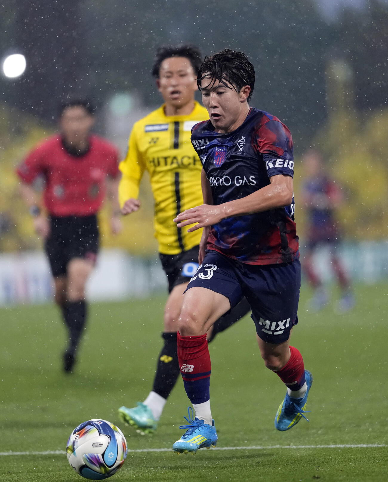 後半、ドリブルをするFC東京佐藤龍之介（撮影・小島史椰）