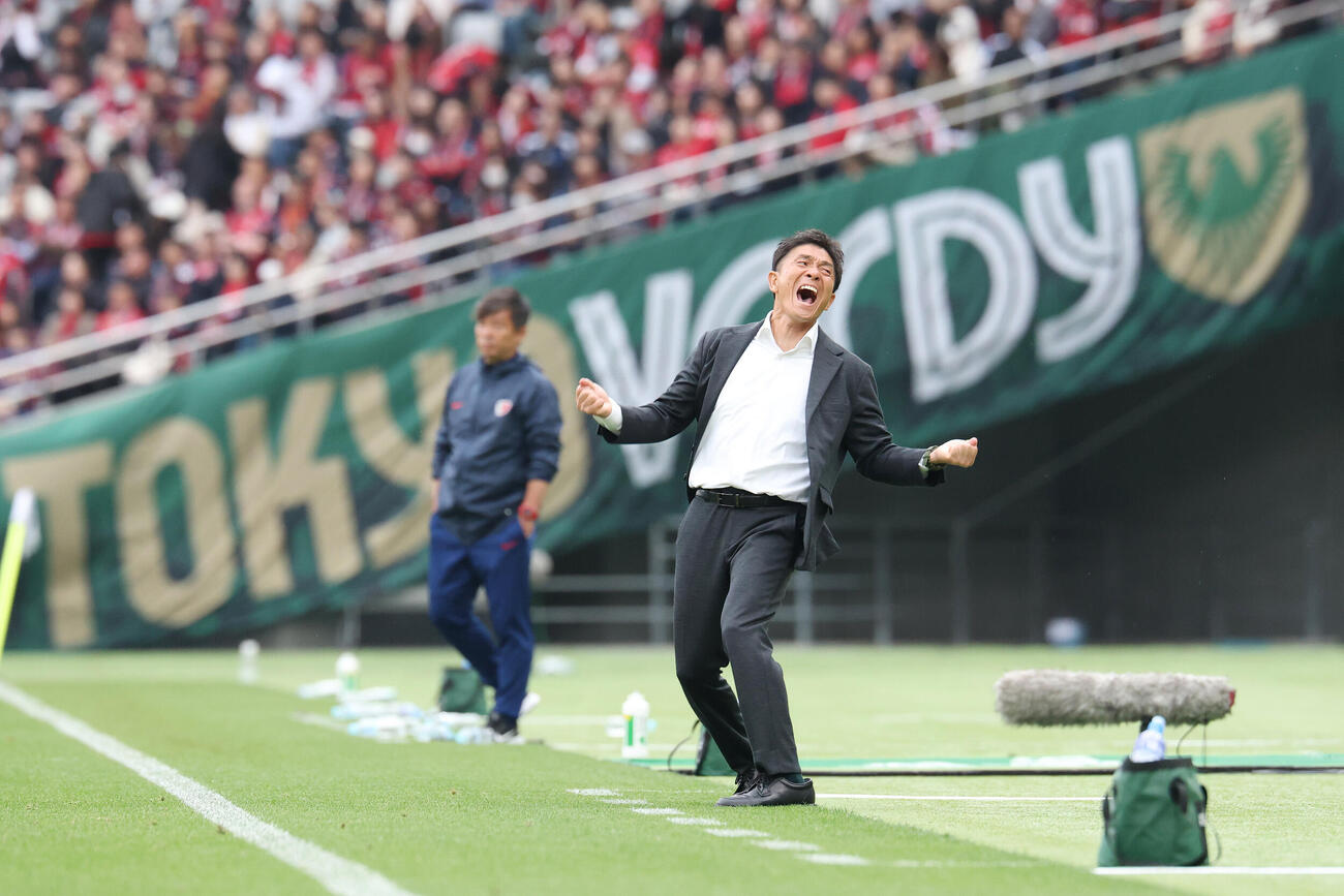 東京V対鹿島　勝利し雄たけびを上げガッツポーズする東京V城福浩監督（撮影・宮地輝）