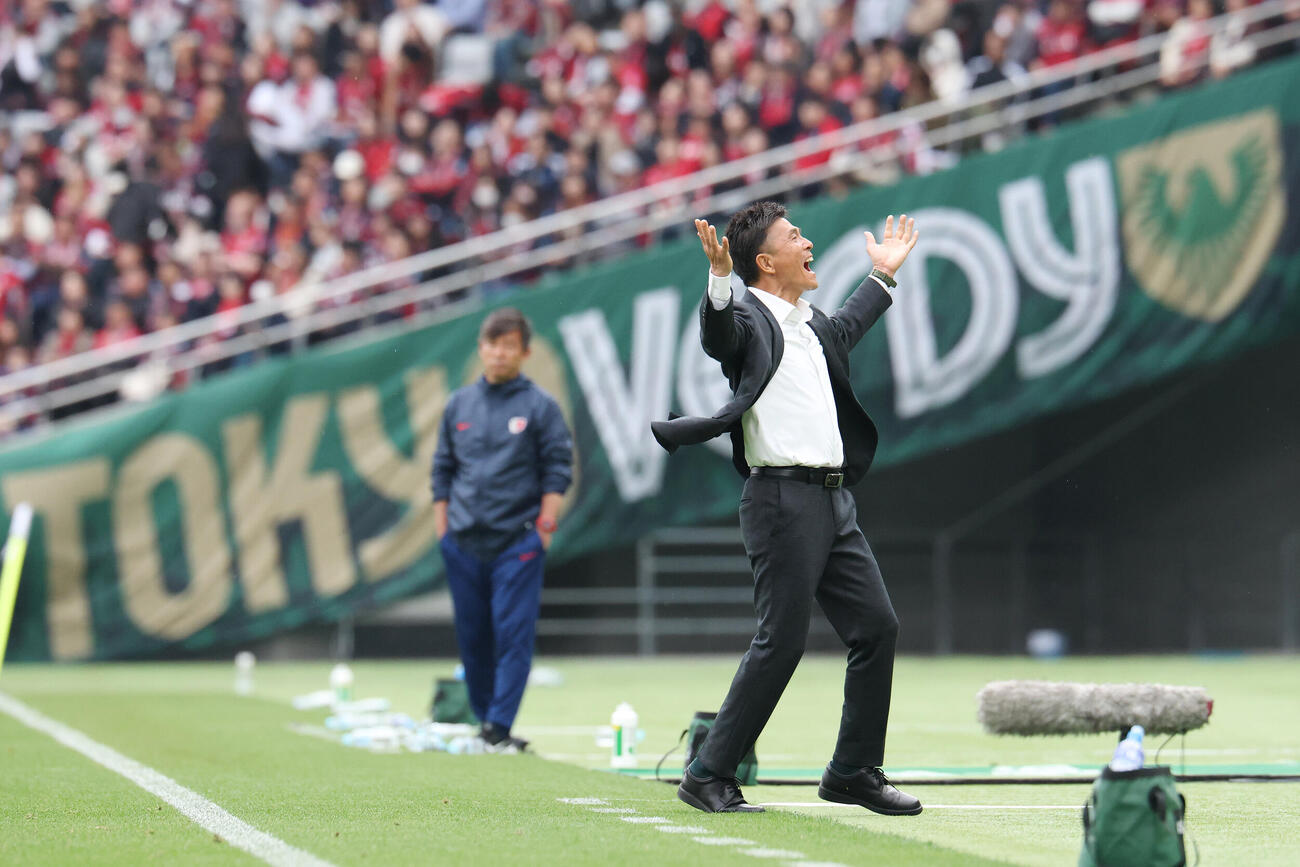 東京V対鹿島勝利し雄たけびを上げガッツポーズする東京V城福浩監督（撮影・宮地輝）