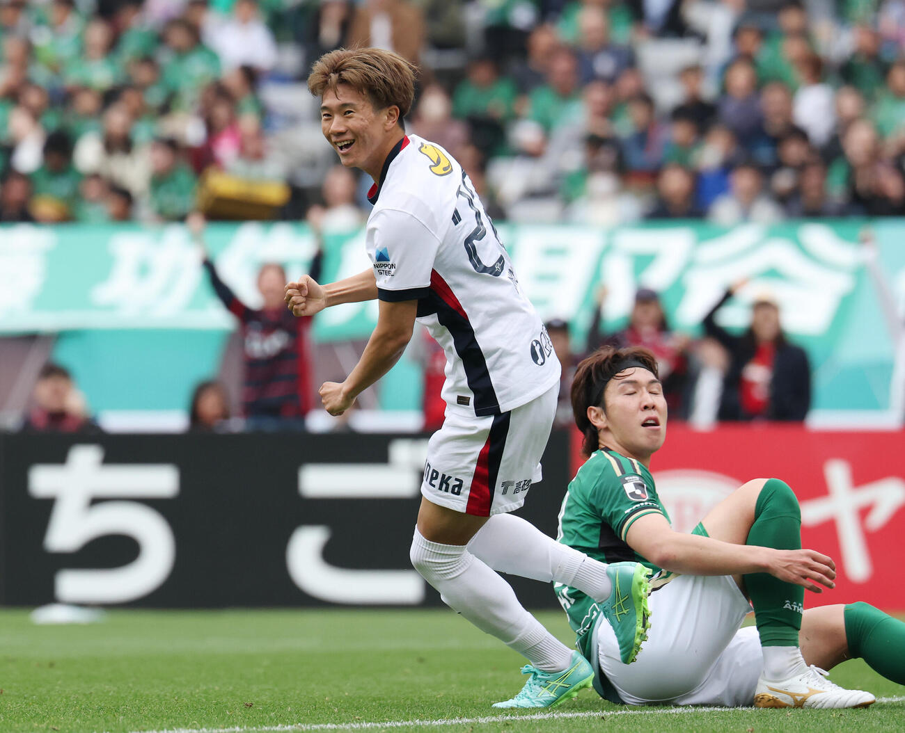 東京V対鹿島　前半、先制ゴールを決め笑顔でガッツポーズする鹿島濃野公人（撮影・宮地輝）