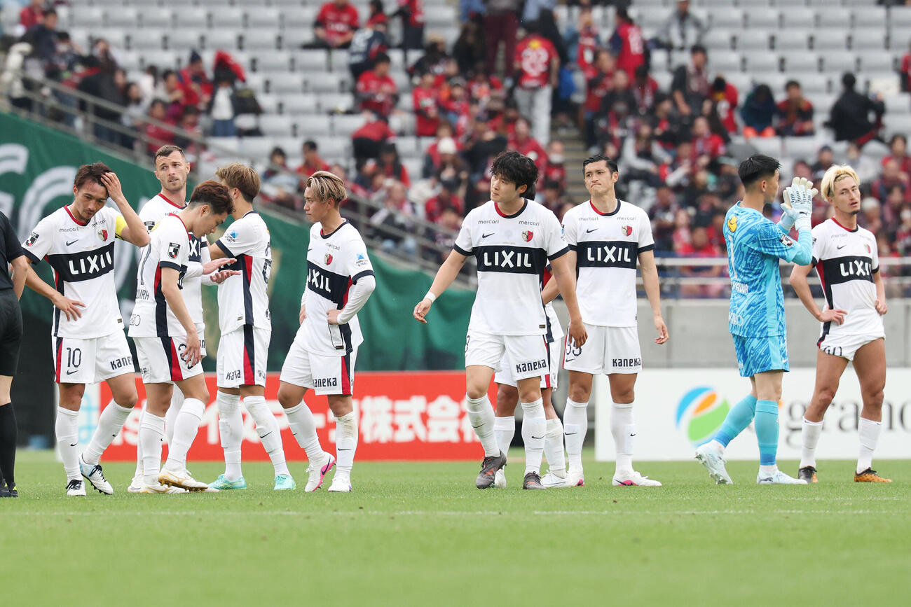東京V対鹿島　逆転で敗れ厳しい表情の鹿島の選手たち（撮影・宮地輝）