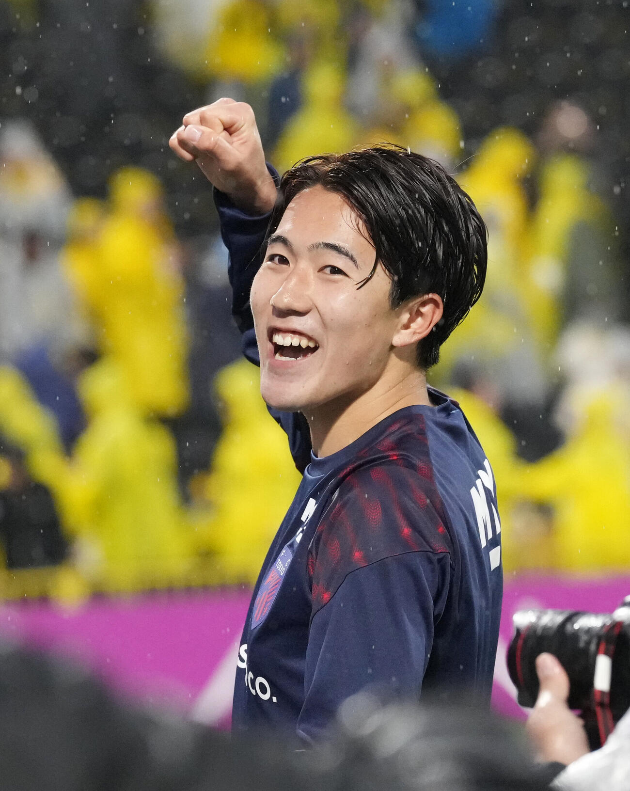 サポーターにガッツポーズをする佐藤龍之介（撮影・小島史椰）